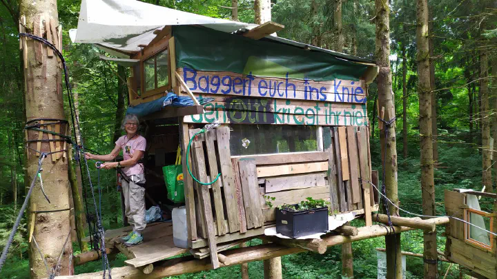 Rosmarie steht auf einem Baumhaus